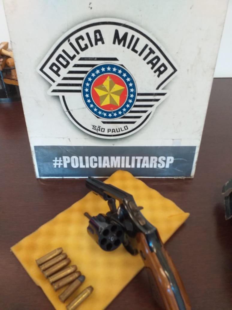 Revólver localizado (foto: polícia militar)