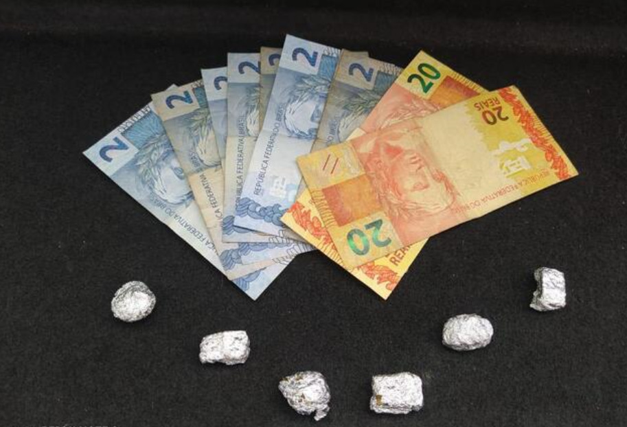 Drogas e dinheiro encontrados (Foto: Guarda Municipal)
