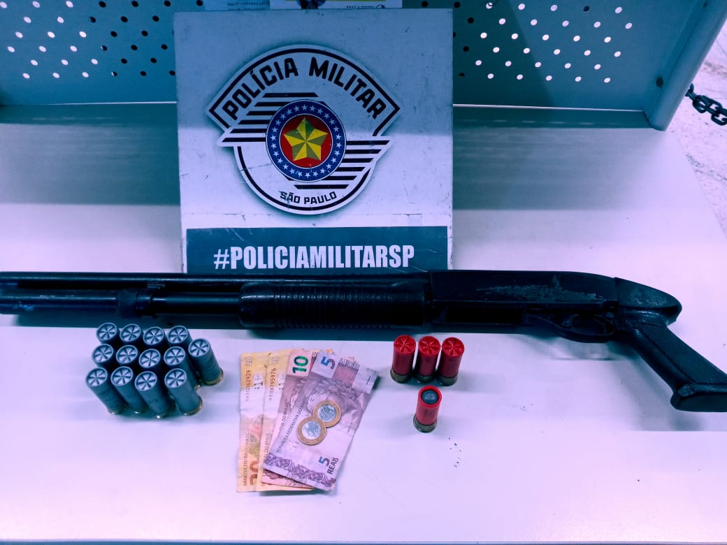 Arma e objetos apreendidos (Foto: Polícia Militar)