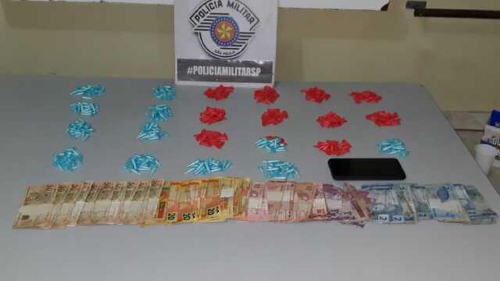 Drogas e dinheiro apreendidos (Foto: Polícia Militar)