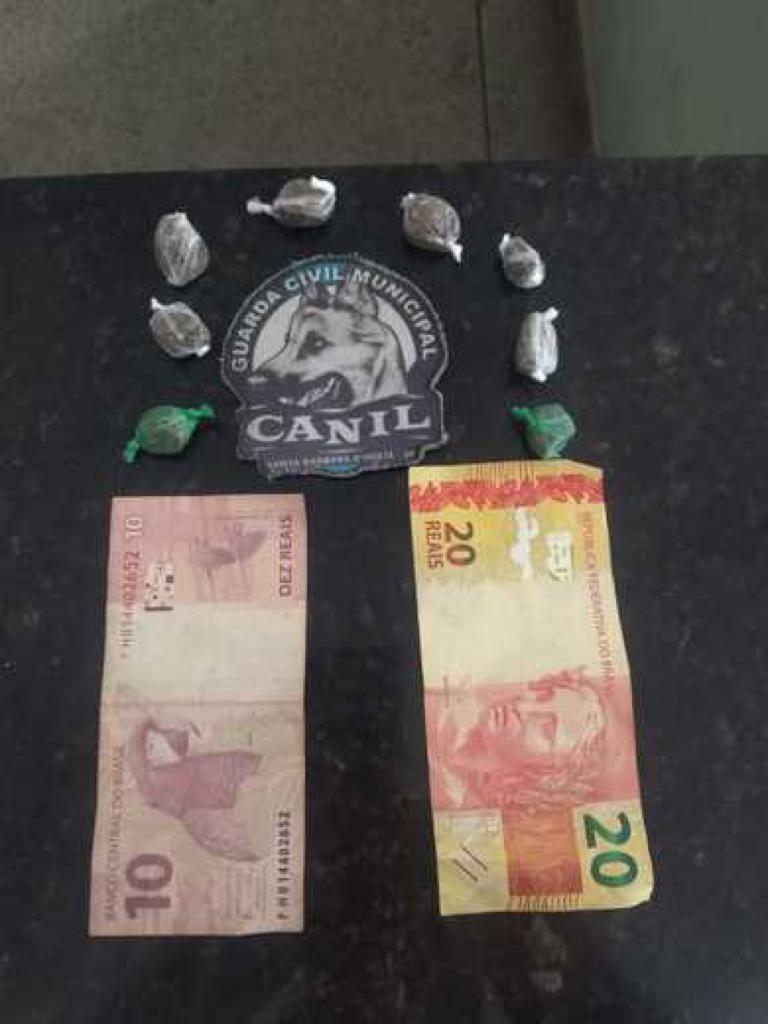 Drogas e dinheiro encontrados (Foto: Guarda Municipal)