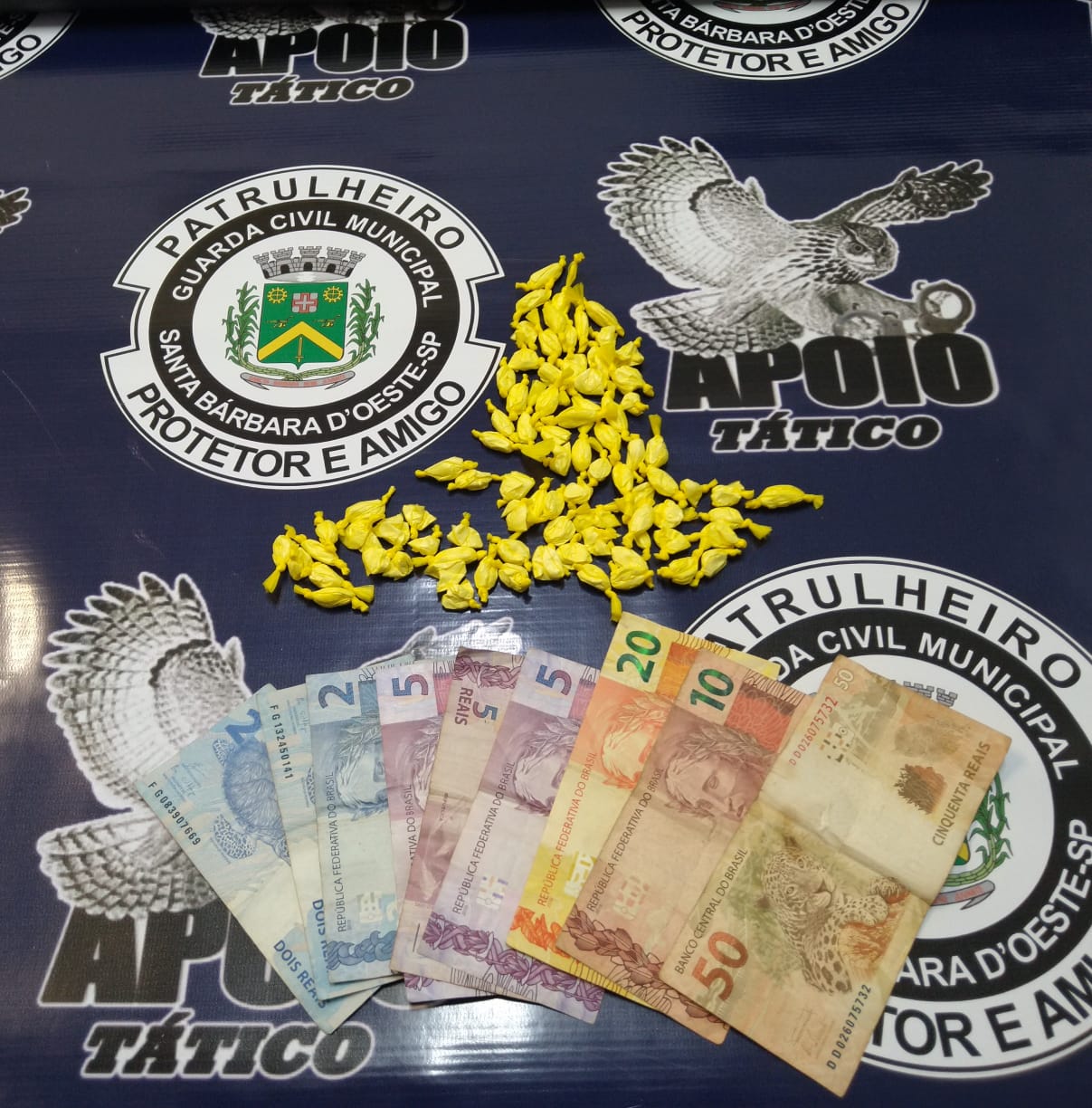 Drogas e dinheiro apreendidos (Foto: GCM)