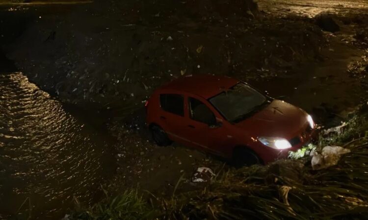 Motociclista é arrastado por enxurrada em Campinas